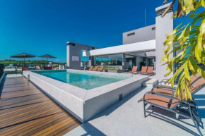 Adra 301 - Apartamento no centro de Bombinhas - Rooftop com piscina e academia - À poucos metros da praia